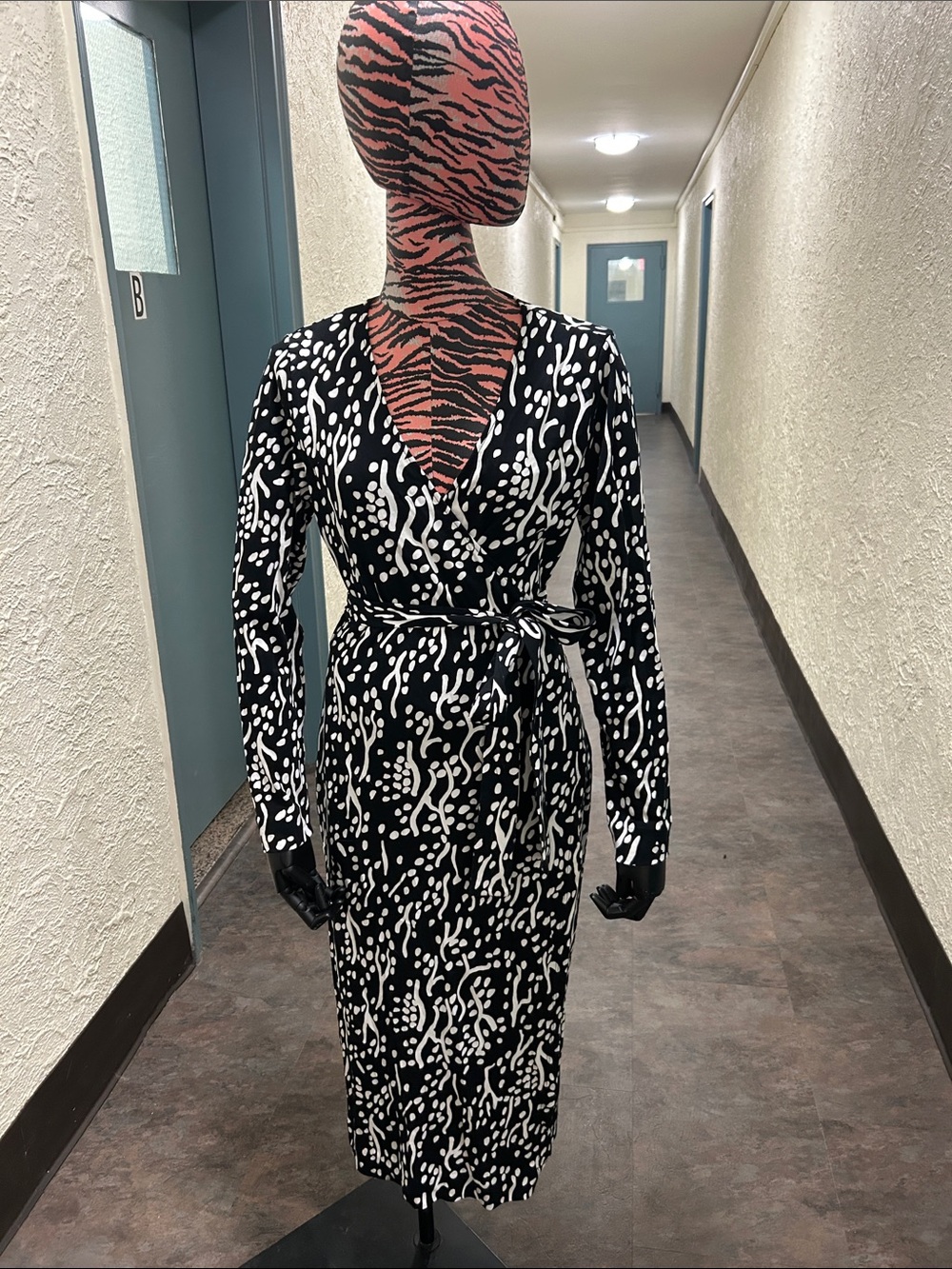 Diane von FURSTENBERG Black & White Wrap Midi Dress SIZE Medium. NEW NO TAG